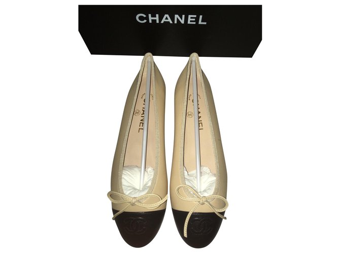 Magníficas zapatillas de ballet clásico de Chanel Negro Beige Piel de cordero  ref.193122