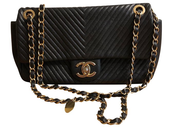 Chanel Timeless chevron bag Black Leather ref.193276 - Joli Closet