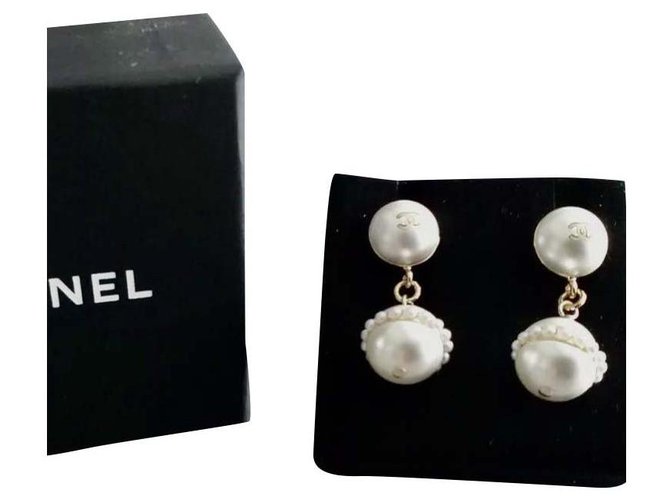 Superbes Boucles d'oreilles Chanel en  Métal légèrement doré et 2 fausses Perles + petites perles Plaqué argent Blanc  ref.193605