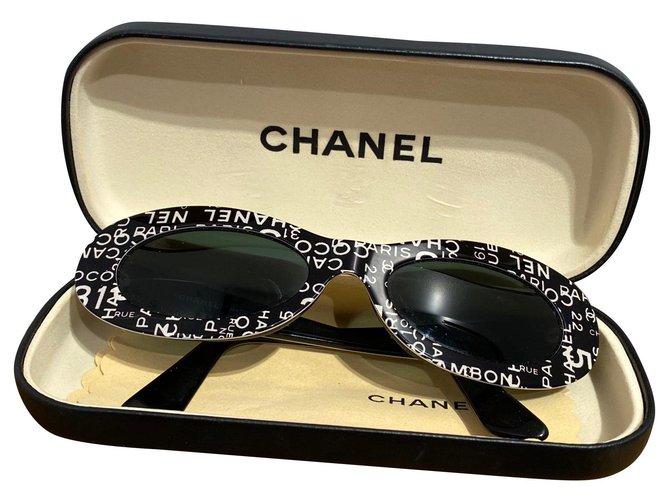 Chanel Gafas de sol Negro Blanco Plástico  ref.193754