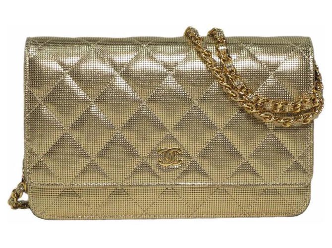Wallet On Chain Portafoglio Chanel WOC su catena con effetto metallico dorato effetto catena D'oro Pelle  ref.194235