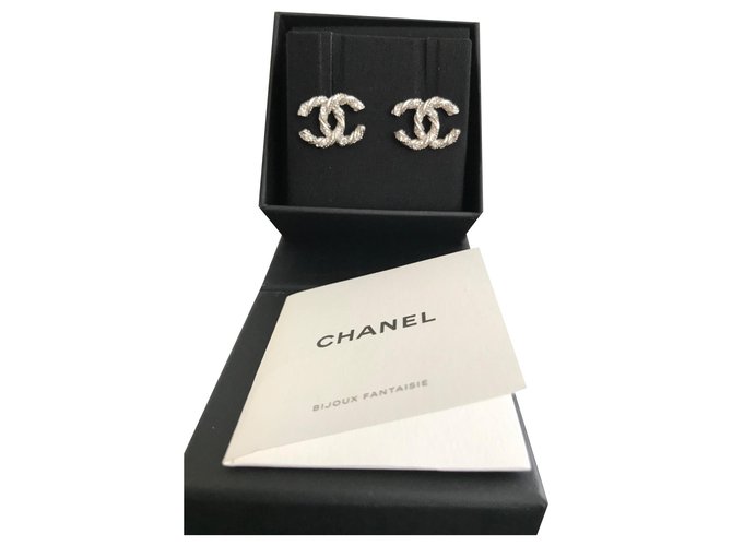 Chanel Boucles d’Oreilles Classiques CC en métal argenté et strass Acier  ref.194421