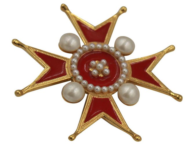 Chanel broche in gold metal, red enamel and fake pearl  ref.194638