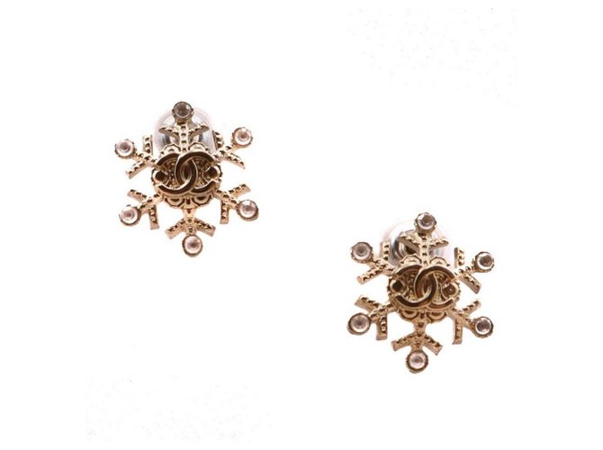 Chanel Superbes Boucles d'oreilles en  Métal Argenté et Logo C/C avec de petits Cristaux (Roses) sur chaque branches de l'Etoile (6).  ref.195495