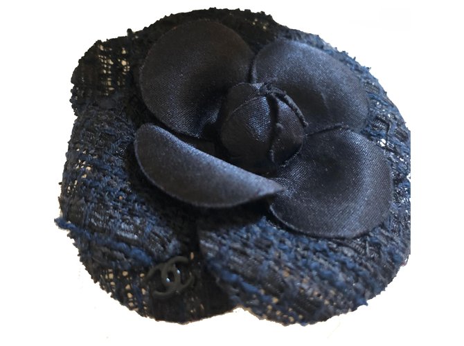 Chanel Camelia Broche Negro Azul marino Tweed  ref.195528