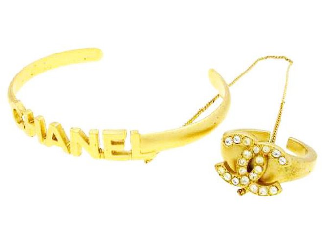 Chanel Bracelet jonc en plaqué or rare avec anneau en cristal CC attaché à une chaîne Doré  ref.195752
