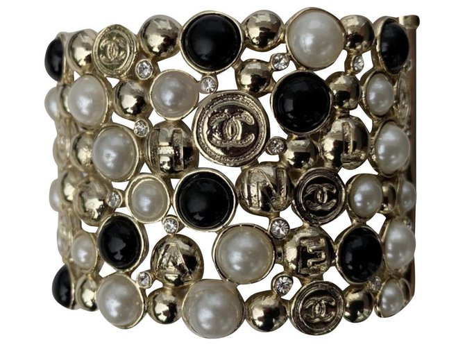 Chanel brazalete Dorado Metal  ref.196188