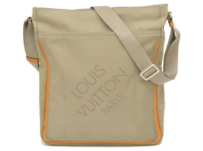 Louis Vuitton handbag Beige Synthetic  ref.196518