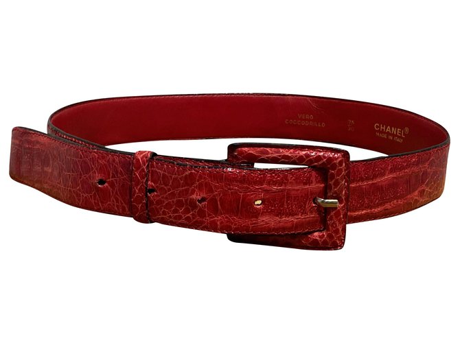 Chanel Cinturones Roja Cueros exoticos  ref.196786