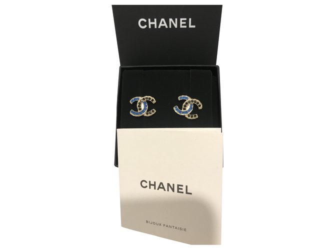 Chanel boucles d’oreilles CC neuves , en métal doré avec strass bleus et noires Acier  ref.197201