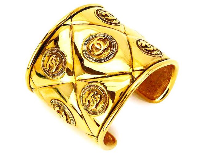 Chanel Brazalete de puño con motivos CC acolchado chapado en oro vintage raro Dorado  ref.197361
