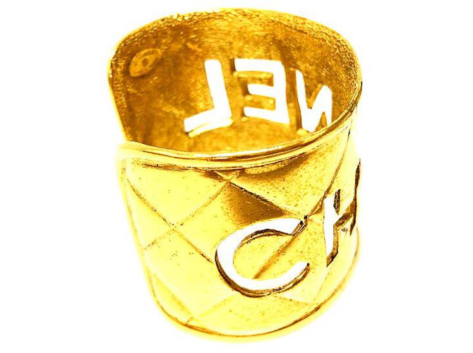 Chanel Seltener Vintage vergoldeter Logo-Ausschnitt-Manschettenarmreif Golden  ref.197363