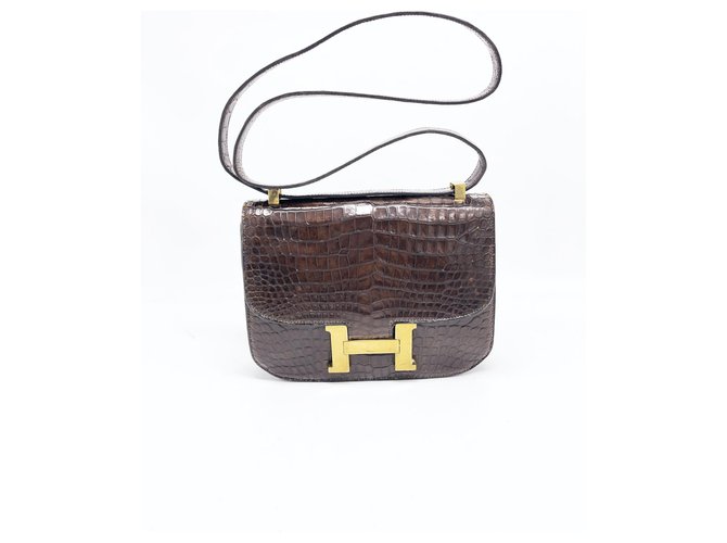 Hermès Bolsa Hermes Constance 23 cm em couro de crocodilo marrom Couros exóticos  ref.197441