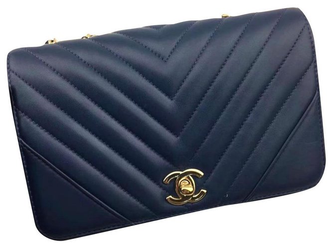 Chanel mini chevron flap bag Navy blue Leather ref.197787 - Joli