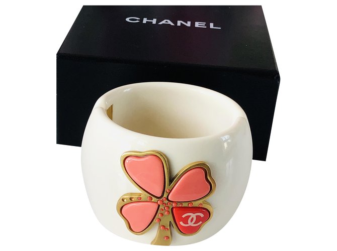 Chanel cuff bracelet Golden Eggshell Coral Metal Resin  ref.198049