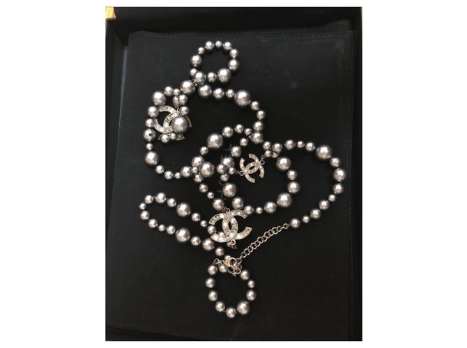 Collana lunga Chanel CC con cristalli e perla grigia Grigio  ref.198056