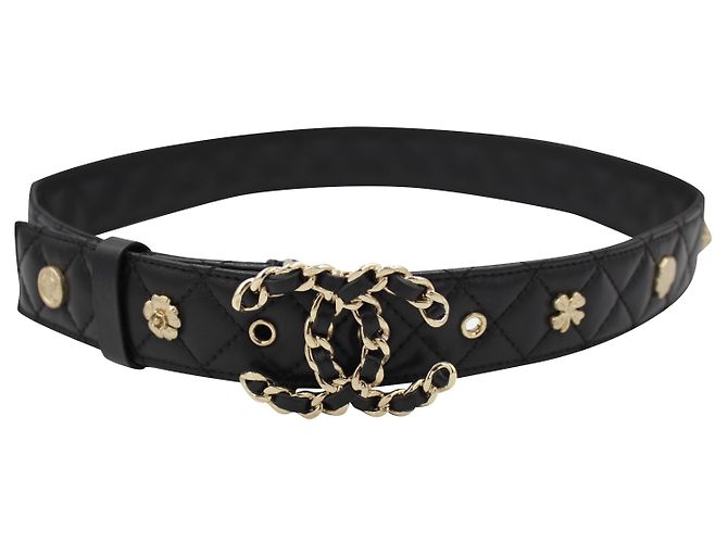 Chanel belt in black leather.