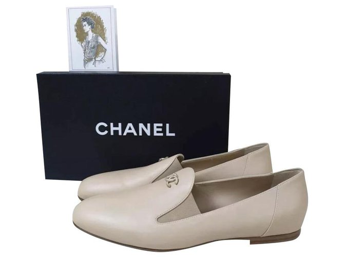 NWOB Chanel Beige Logo de cuero CC Mocasines Zapatos Sz 40,5  ref.199975