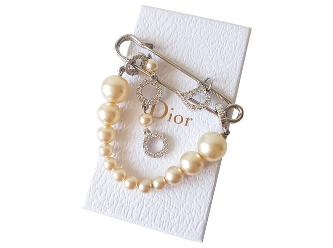 Dior Pins & brooches Silvery Cream Pearl  ref.200170