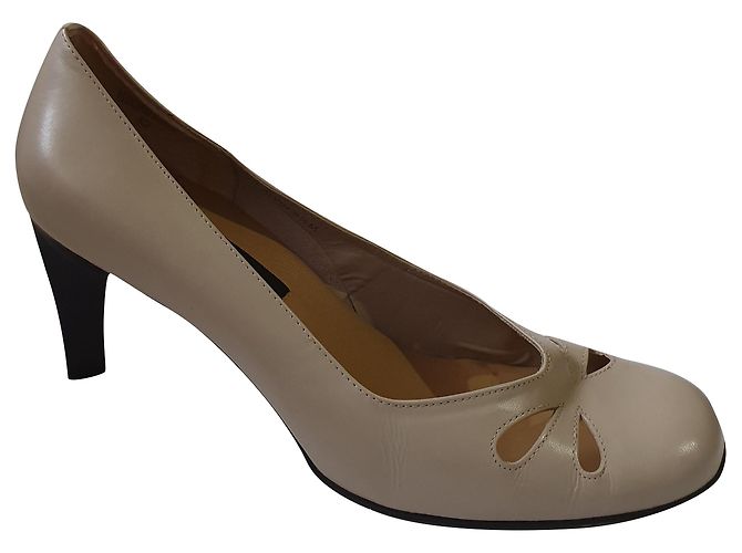 Etienne Aigner Calvin leather heels beige