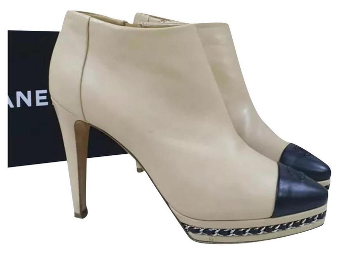 Chanel bege preto couro logotipo CC tornozelo botas botas Sz. 39,5  ref.200220