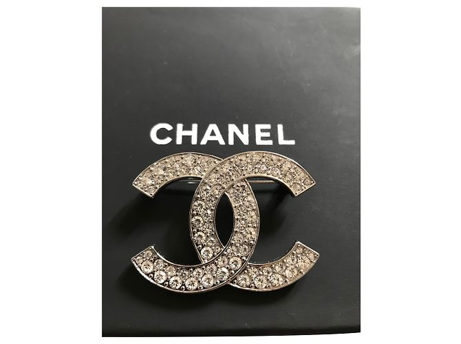 Autre Marque Chanel Brosche CC