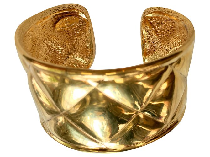 Chanel acolchoado Dourado Metal  ref.201558