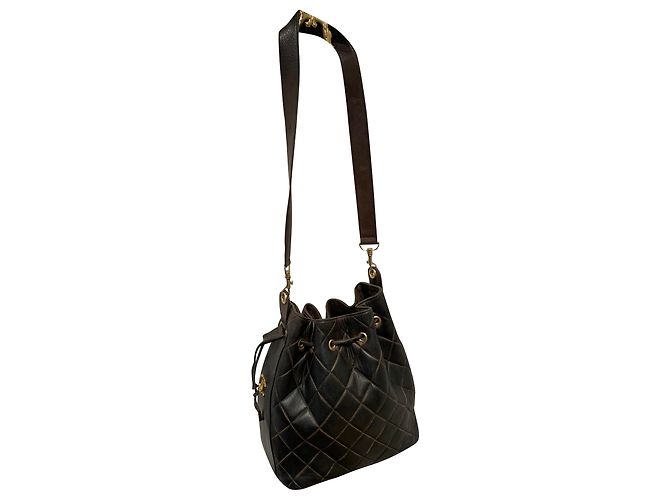 Chanel Eimer Tasche aus dunkelbraun gestepptem Leder