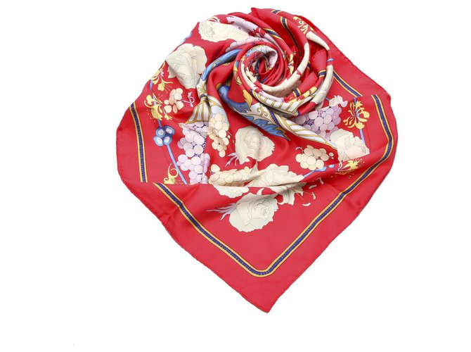 Hermès Echarpe Hermes Rouge Fleurs et Raisins en Soie Tissu Multicolore  ref.202285