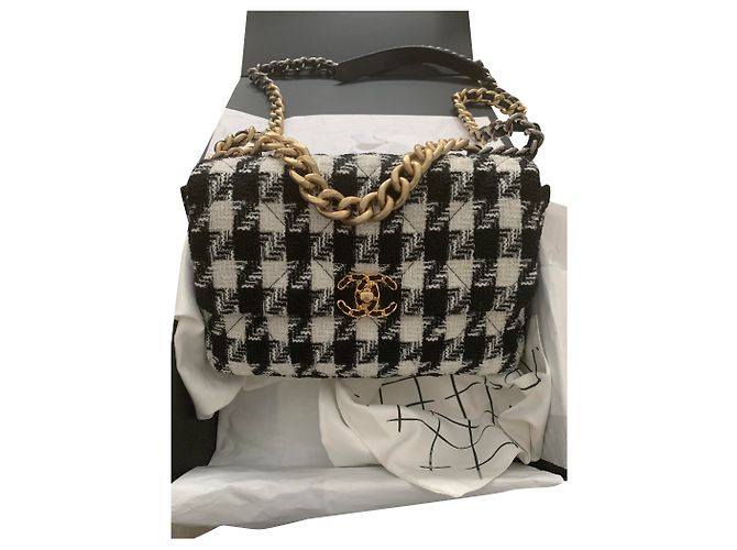 Mademoiselle Chanel 19 tweed