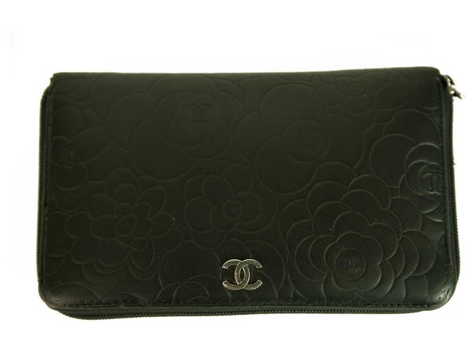 CHANEL Agneau Camellia Embossed Large Zip Around Gusset Wallet Black Leather Wallet Cuir Noir  ref.202973