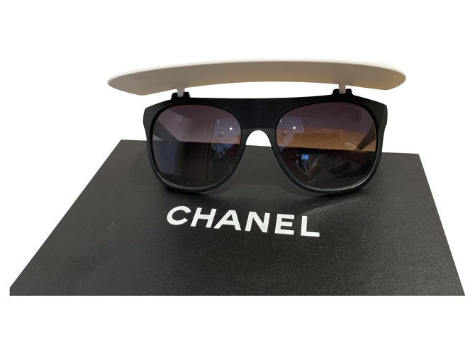 Chanel Gafas de sol Negro Blanco Plástico  ref.203313
