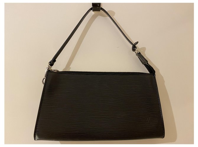 Louis Vuitton Pochette Black Leather  ref.203413