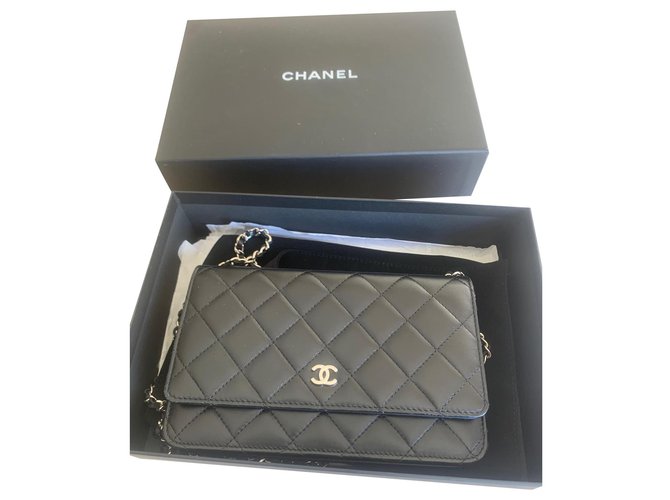 Wallet On Chain Chanel Carteira em corrente bolsa de ombro em couro preto acolchoado  ref.203493