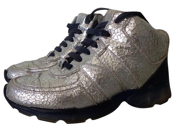 Chanel Sneaker aus silbernem Metallic Cracked Leder