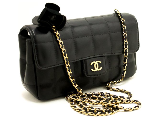 CHANEL Camellia Chocolate Bar Chain Shoulder Bag Black Quilted Leather  ref.204018 - Joli Closet
