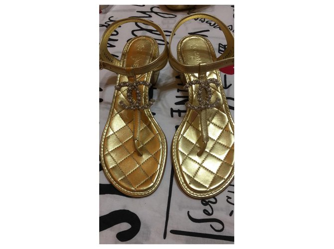 Chanel sandali Dourado Couro  ref.204346