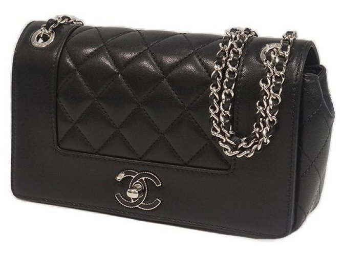 Chanel borsa a tracolla da donna con patta a catena matelasse nera hardware x argento Vitello simile a un vitello  ref.205002