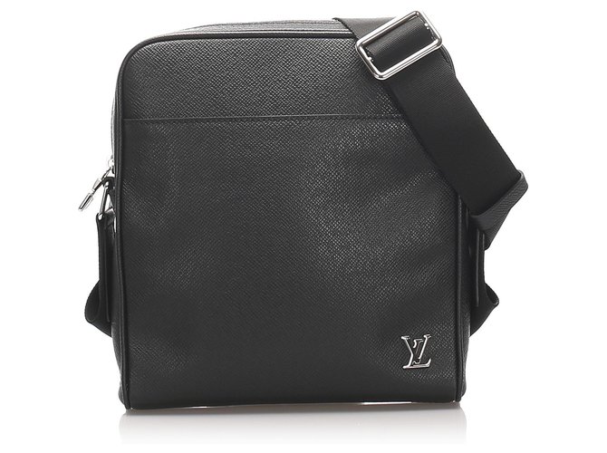 Louis Vuitton Taiga Black Leather ref.998496 - Joli Closet