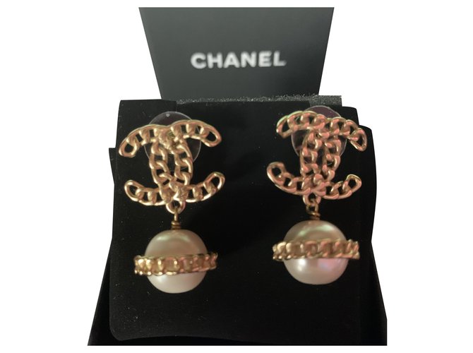 Chanel Boucles d'oreilles Plaqué or Blanc cassé  ref.205510