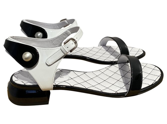 Chanel Des sandales Cuir vernis Noir Blanc  ref.205512