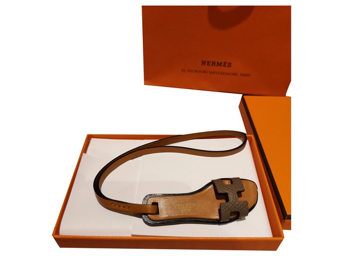 Hermès Oran Hermes charm Cuir Taupe  ref.205729