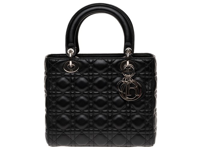 Sac Christian Dior modèle Lady Dior MM en cuir cannage noir, garniture en métal argenté  ref.205902