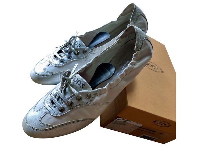 Tod's Sapatos / mocassins de balé Tod Prata Branco Couro  ref.210411