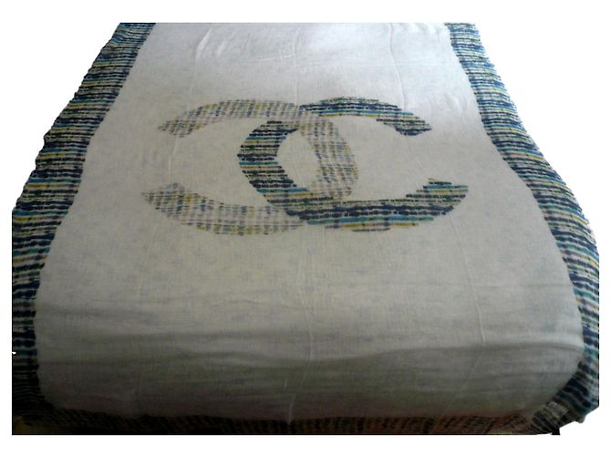 CHANEL Sotto enorme stola in cashmere e seta Multicolore