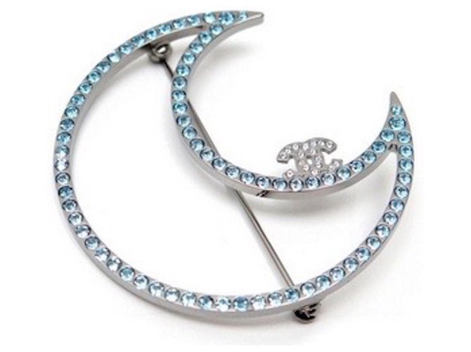 CHANEL Jewel Nuevo broche de diamantes de imitación azul cielo luna con bolsa y caja original Metal  ref.210536