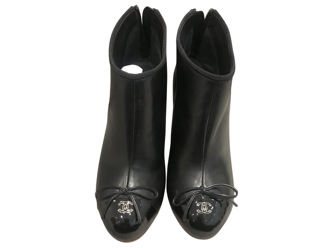 Chanel Ankle Boots Black Leather  ref.210943