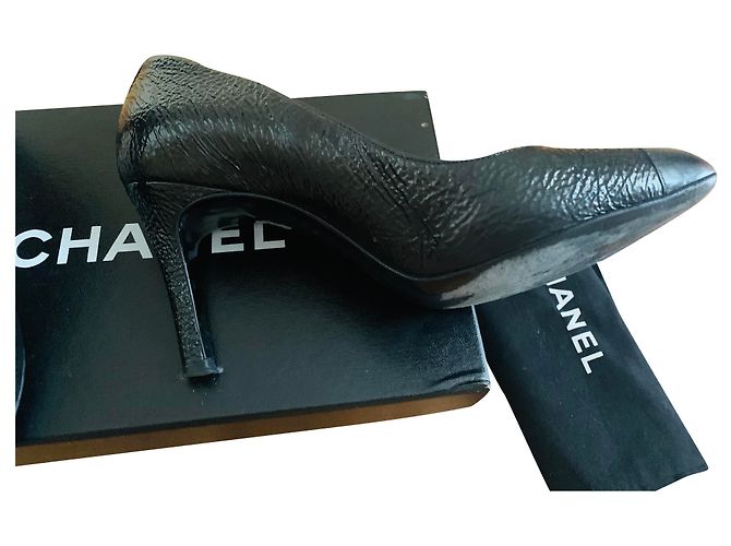 Chanel Pumps aus schwarzem Leder 38