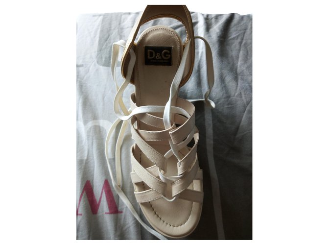 Dolce & Gabbana Des sandales Cuir Blanc cassé  ref.211833