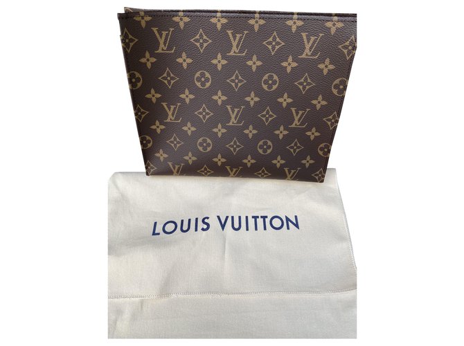 Louis Vuitton Bolsa de higiene pessoal 26 Marrom Lona  ref.212393